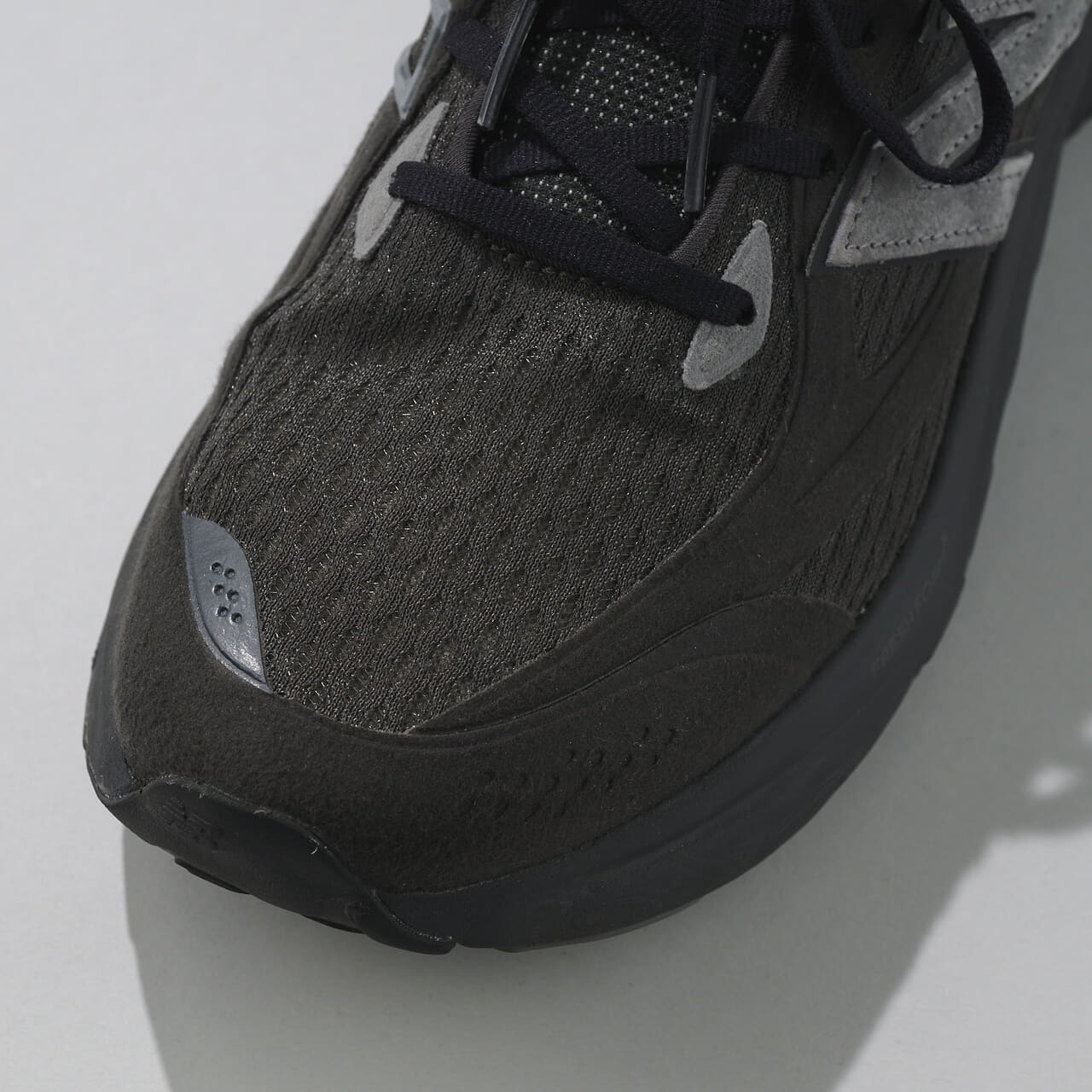 エディターが愛用する「ニューバランス」の厚底黒スニーカー／UTRNABのトゥ