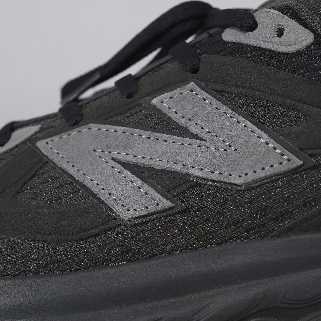 エディターが愛用する「ニューバランス」の厚底黒スニーカー／UTRNABのサイドロゴリフレクター