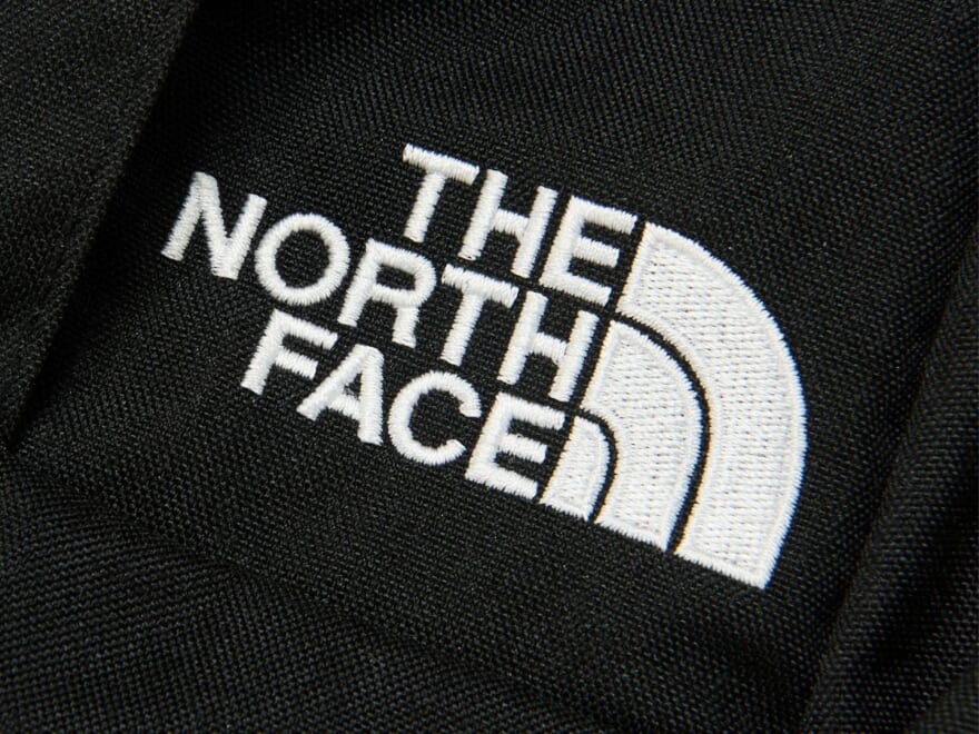 90sムードがたまらない。&ldquo;レトロかわいい&rdquo;黒リュックは「ザ・ノース・フェイス」が正解だった！[THE NORTH FACE]