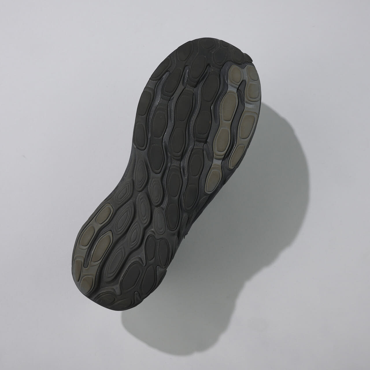 エディターが愛用する「ニューバランス」の厚底黒スニーカー／UTRNABのアウトソール