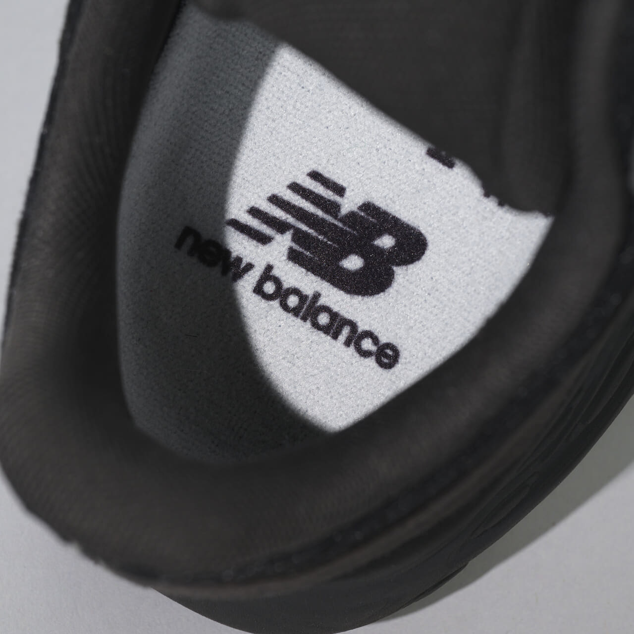 エディターが愛用する「ニューバランス」の厚底黒スニーカー／UTRNABのインソール