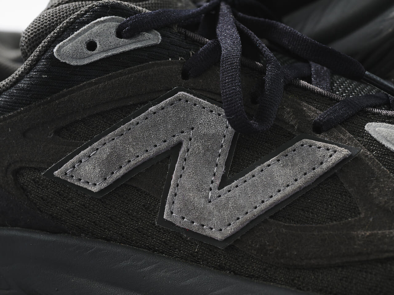 エディターが愛用する「ニューバランス」の厚底黒スニーカー／UTRNABのNロゴ１