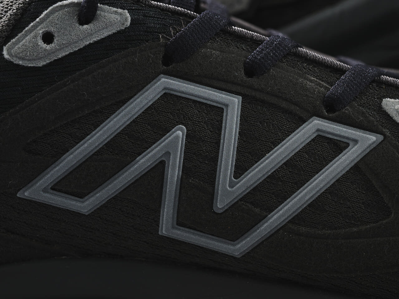 エディターが愛用する「ニューバランス」の厚底黒スニーカー／UTRNABのNロゴ２