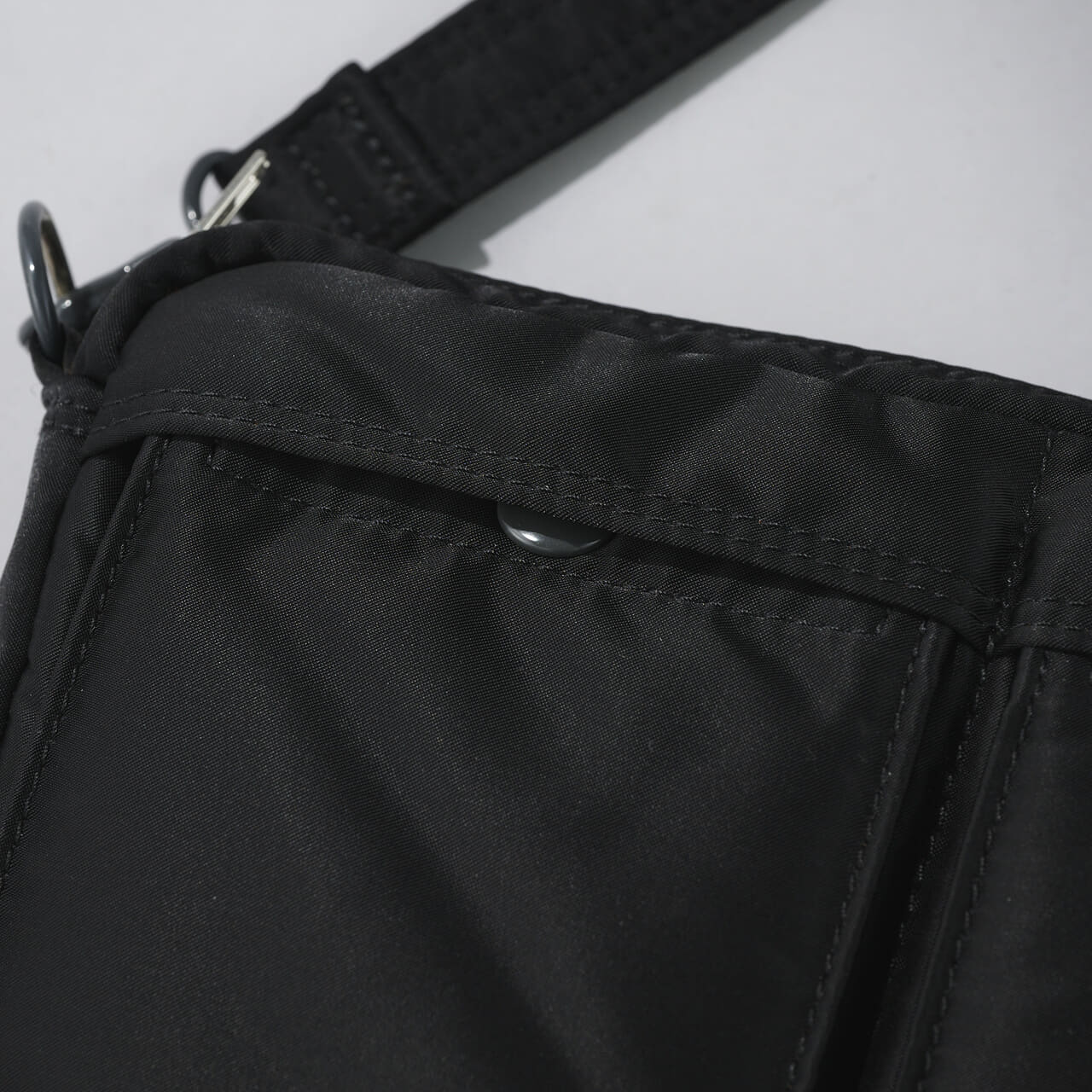 エディターが買ってよかった「ポーター／タンカー」の愛用黒バッグSling Bagのフロントポケット