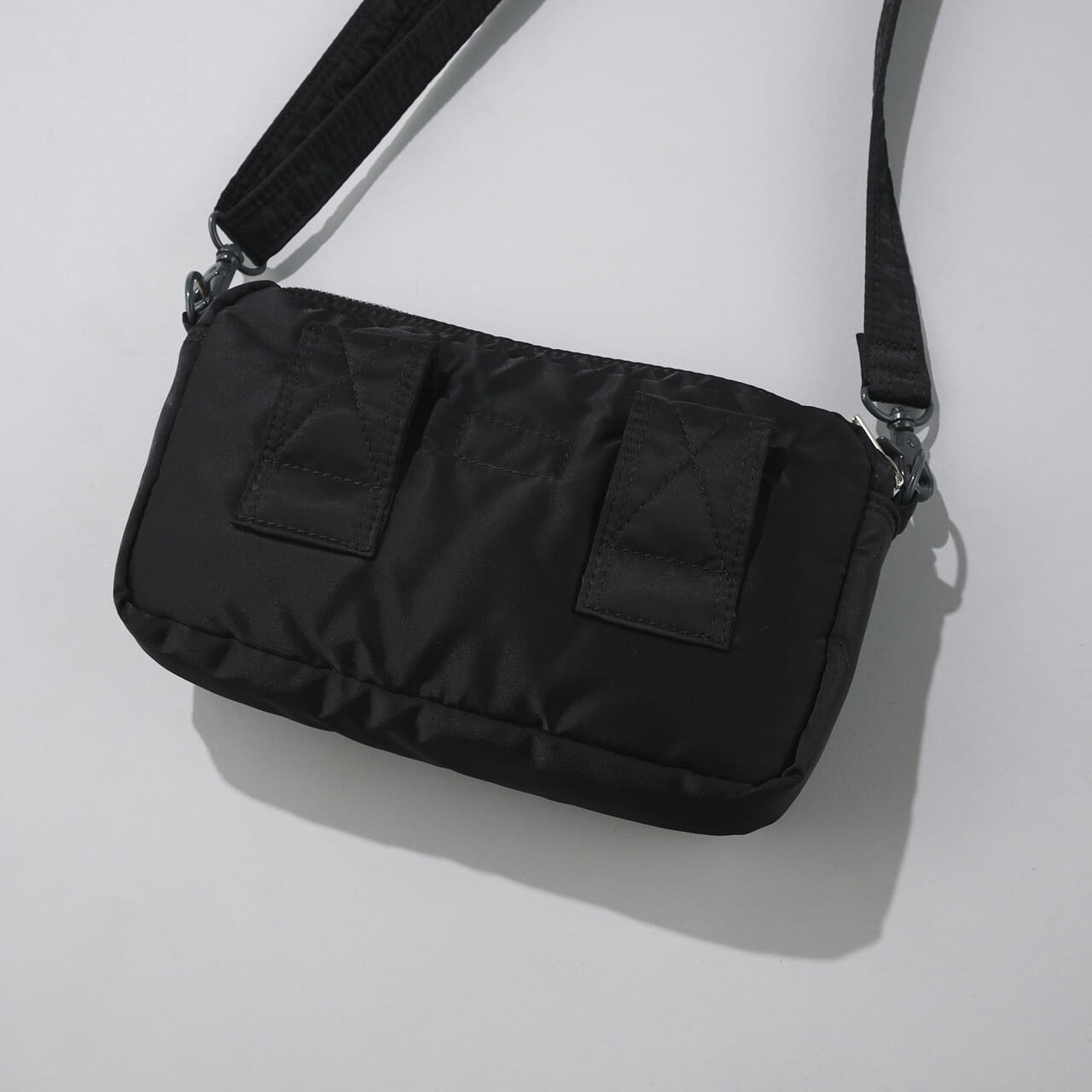 エディターが買ってよかった「ポーター／タンカー」の愛用黒バッグSling Bagのバッグ