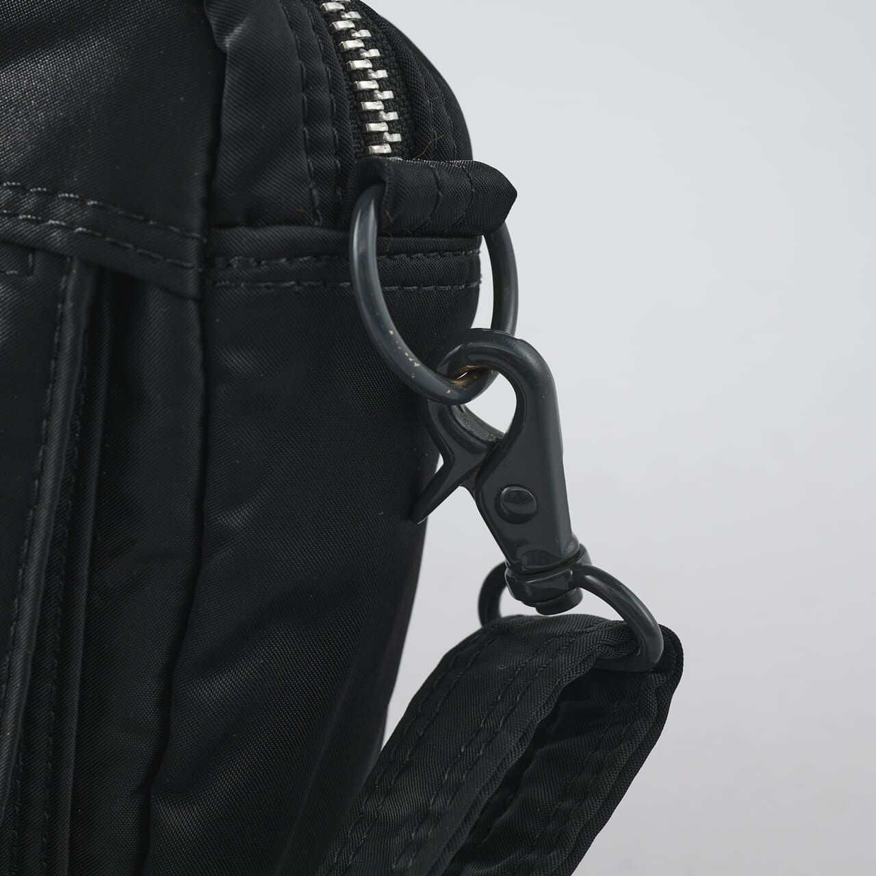 エディターが買ってよかった「ポーター／タンカー」の愛用黒バッグSling Bagのショルダーストラップ付け根
