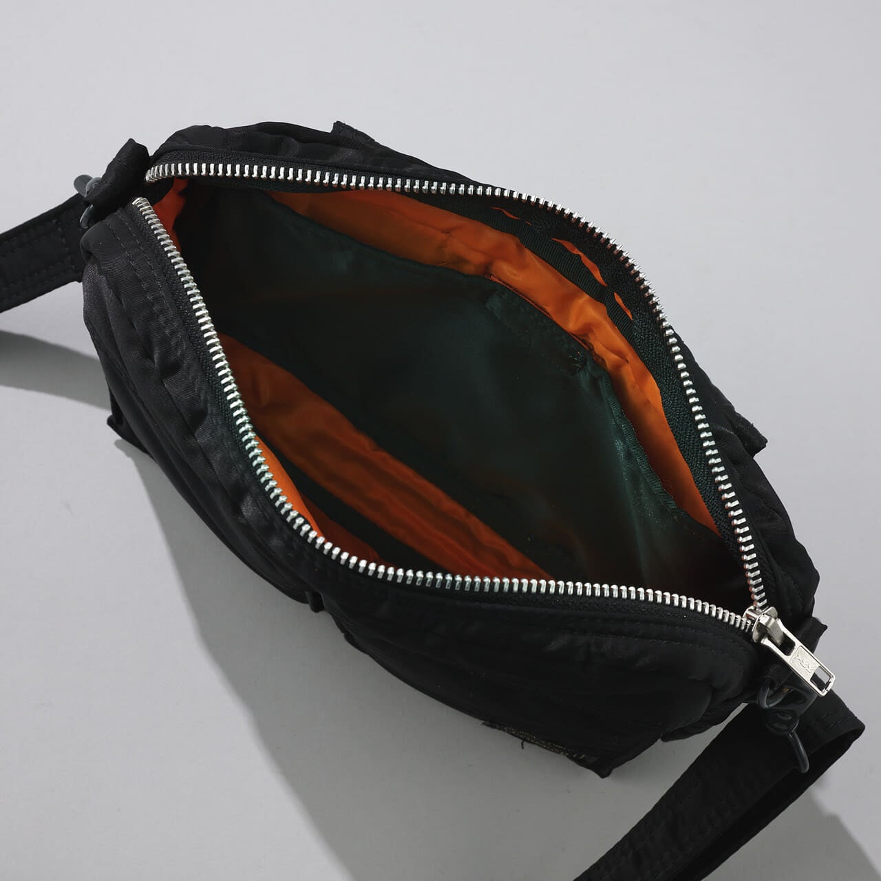 エディターが買ってよかった「ポーター／タンカー」の愛用黒バッグSling Bagのメインルーム