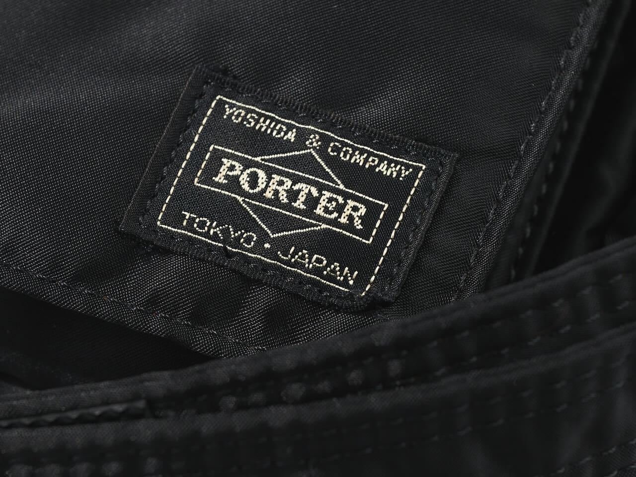 エディターが買ってよかった「ポーター／タンカー」の愛用黒バッグSling Bagのロゴ寄り