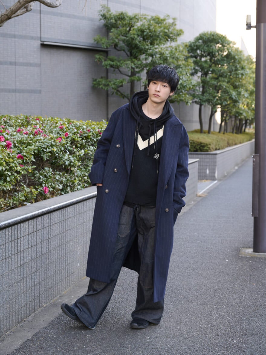 [高橋 璃央] 「メレル」の黒スニーカーに「ザラ×ソウシオオツキ」のコートで春を意識して【メンズノンノモデルの私服スナップ】