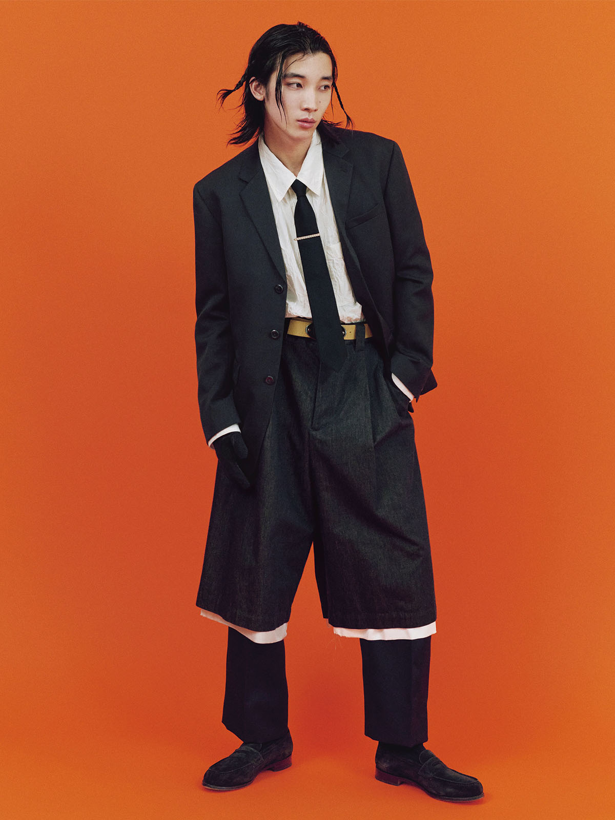 ティーエイチ プロダクツのブラックスーツコーデ