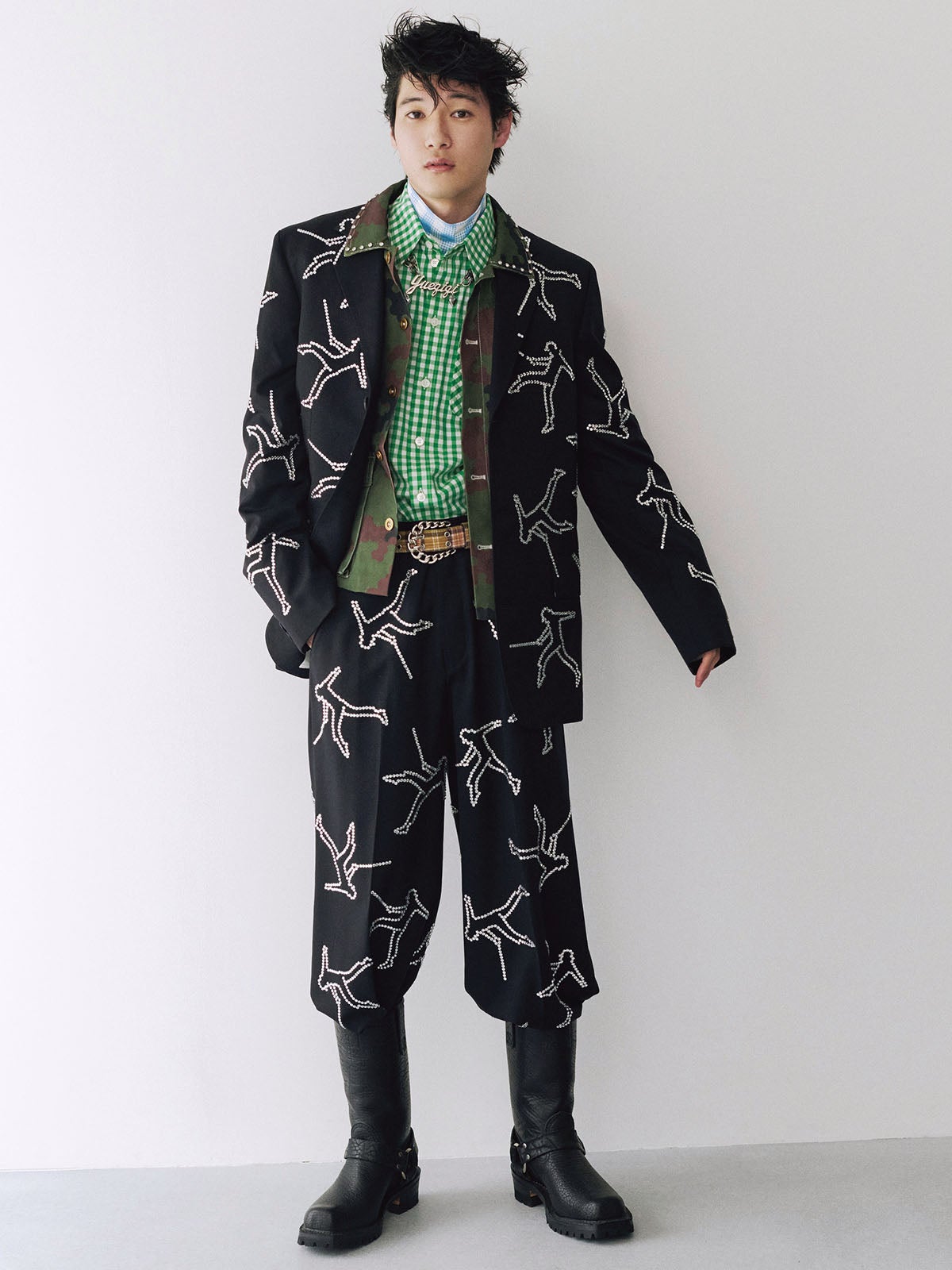 ティーエスティーエスの迷彩柄スーツコーデ