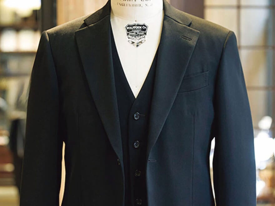 “フォーマル”は難しくない。「ブラックスーツ」の基礎知識をプロがレクチャー。冠婚葬祭用からカジュアルまで格式とルールを深掘り！