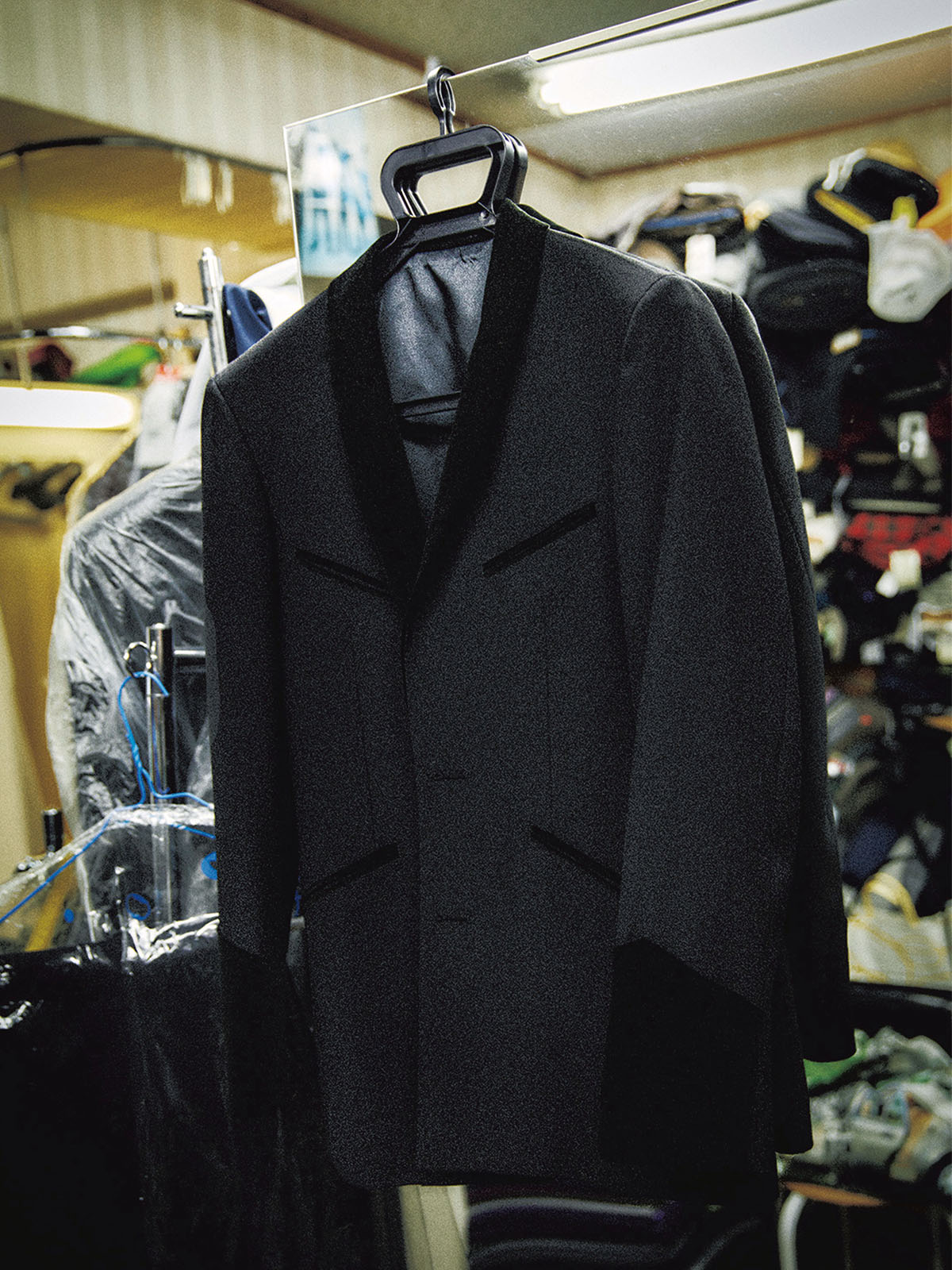 洋服の並木で仕立てたブラックスーツ