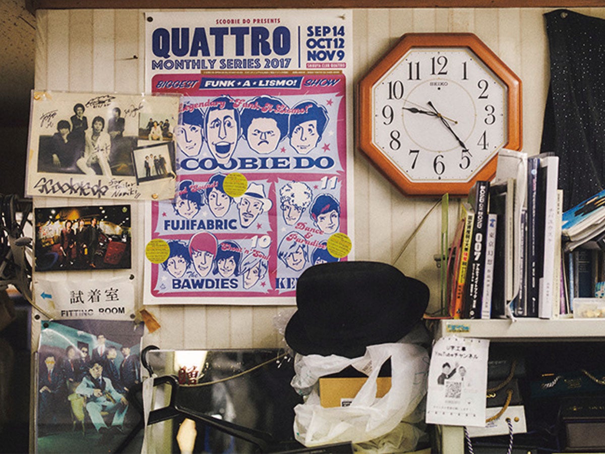 天井や壁に貼られたアーティストのポスター