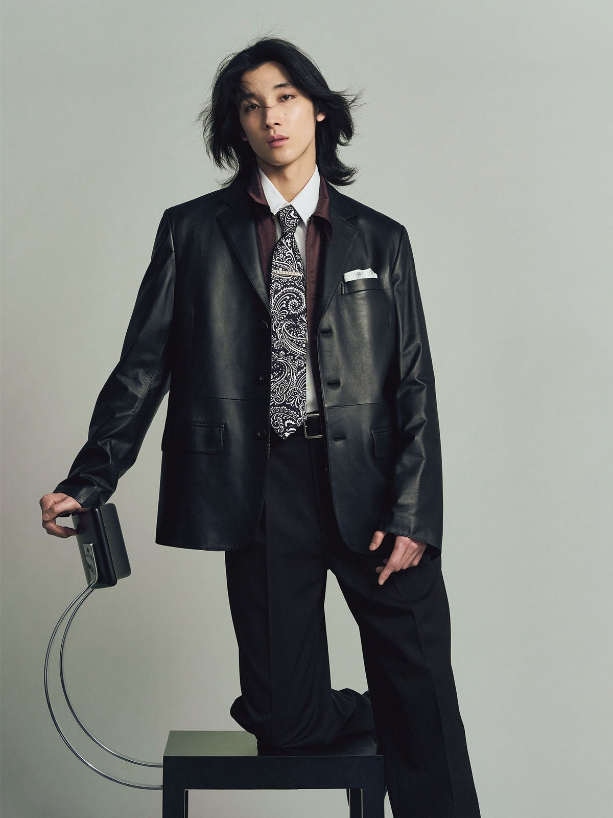 シャルべの大柄ペイズリーのネクタイの着こなし