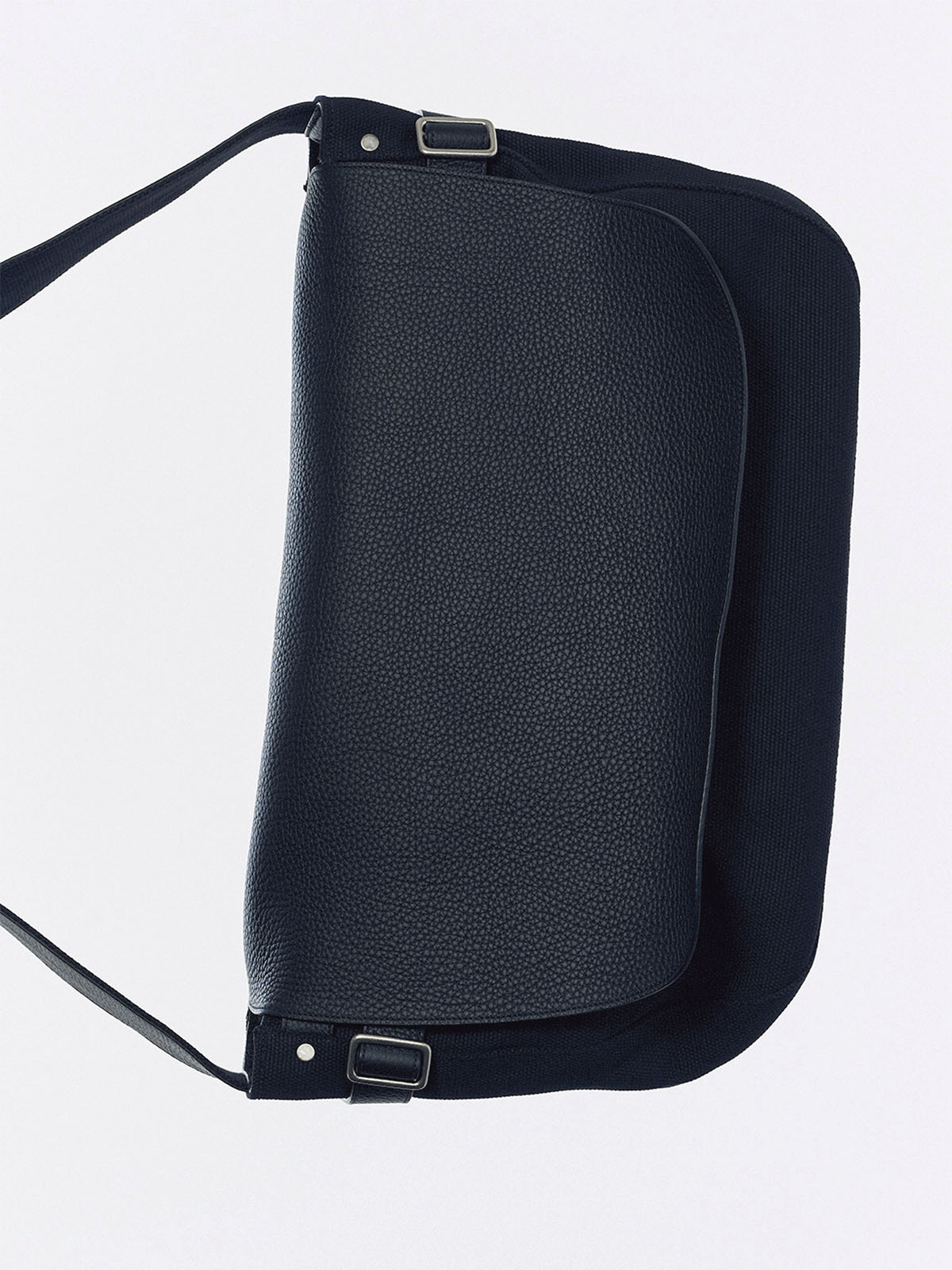 NICENESSのバッグ