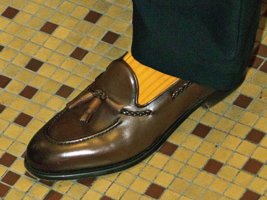 「クラークス」も「ドクターマーチン」も!人気ブランドで買うべき「大人カラーなローファー」7選。