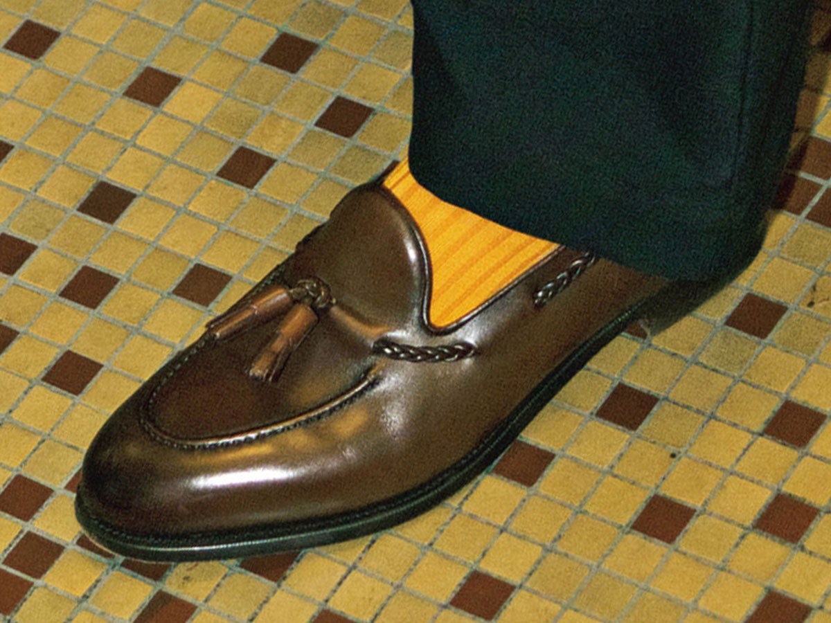 「クラークス」も「ドクターマーチン」も！人気ブランドで買うべき「大人カラーなローファー」７選。