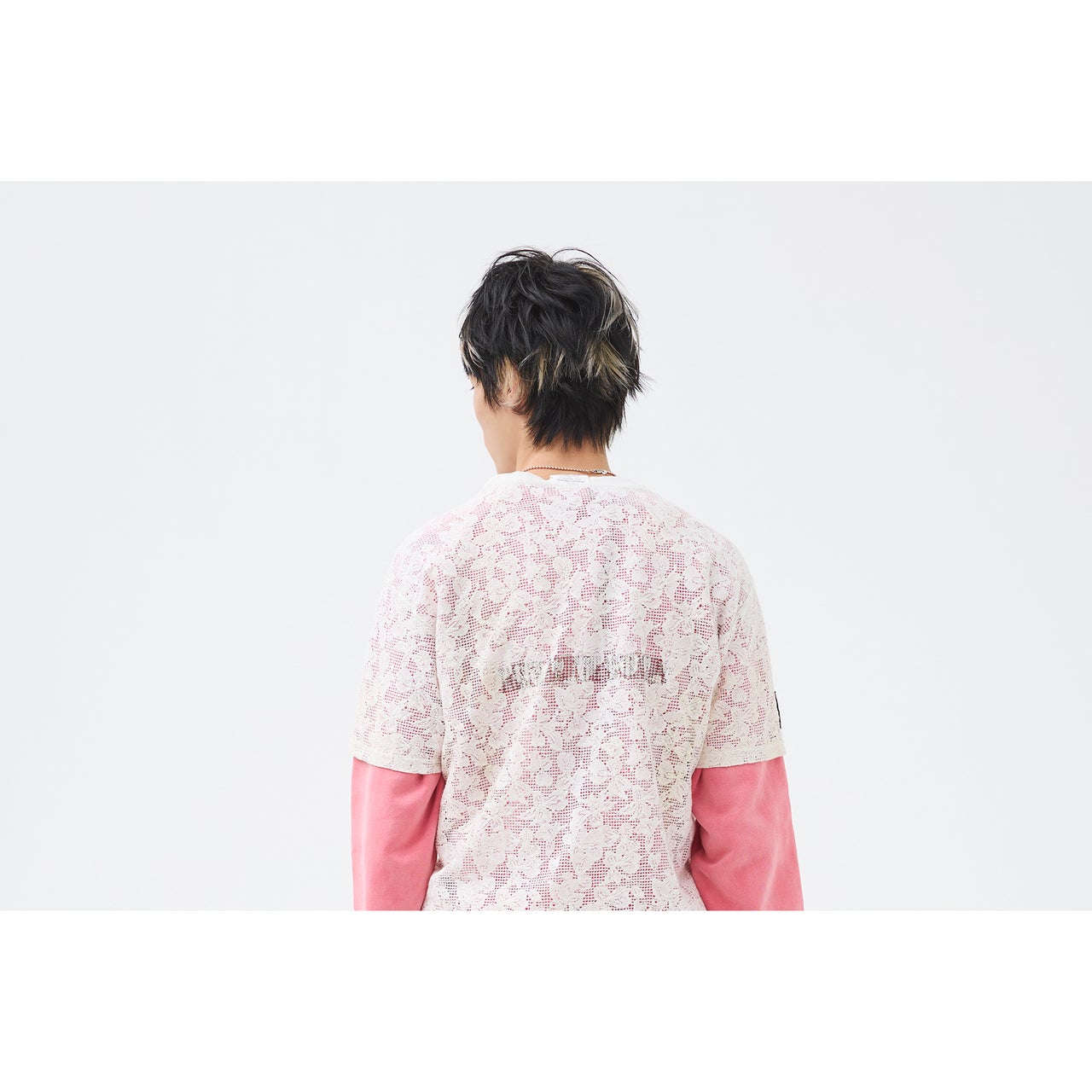 ちょっとした遊びがおもしろい。ポイントブリーチで際立つレイヤーショート