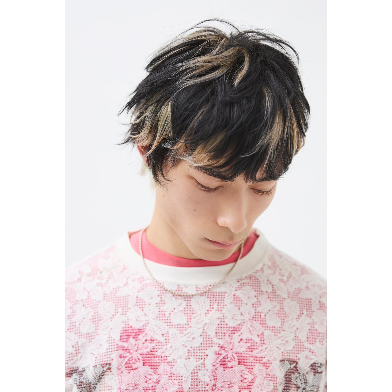 ちょっとした遊びがおもしろい。ポイントブリーチで際立つレイヤーショート