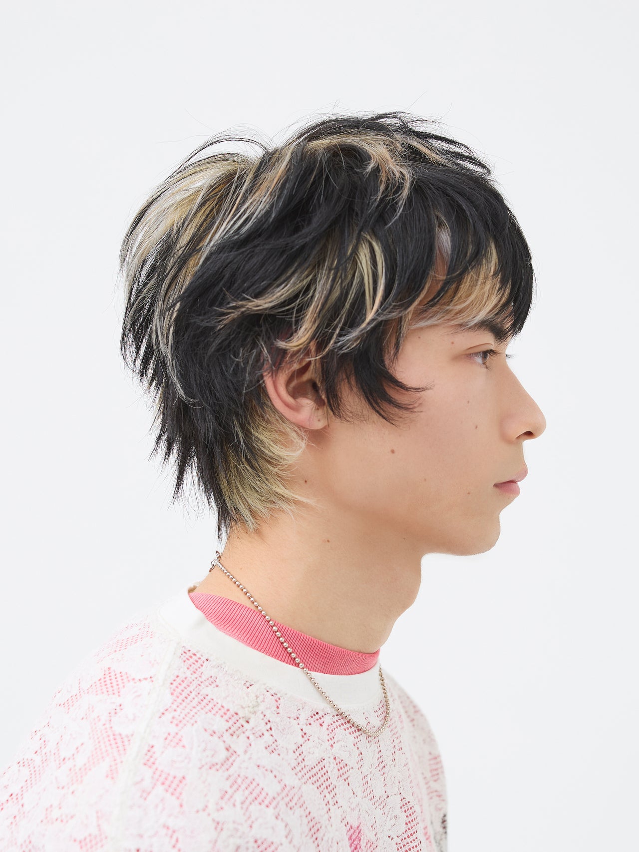 ちょっとした遊びがおもしろい。ポイントブリーチで際立つレイヤーショート