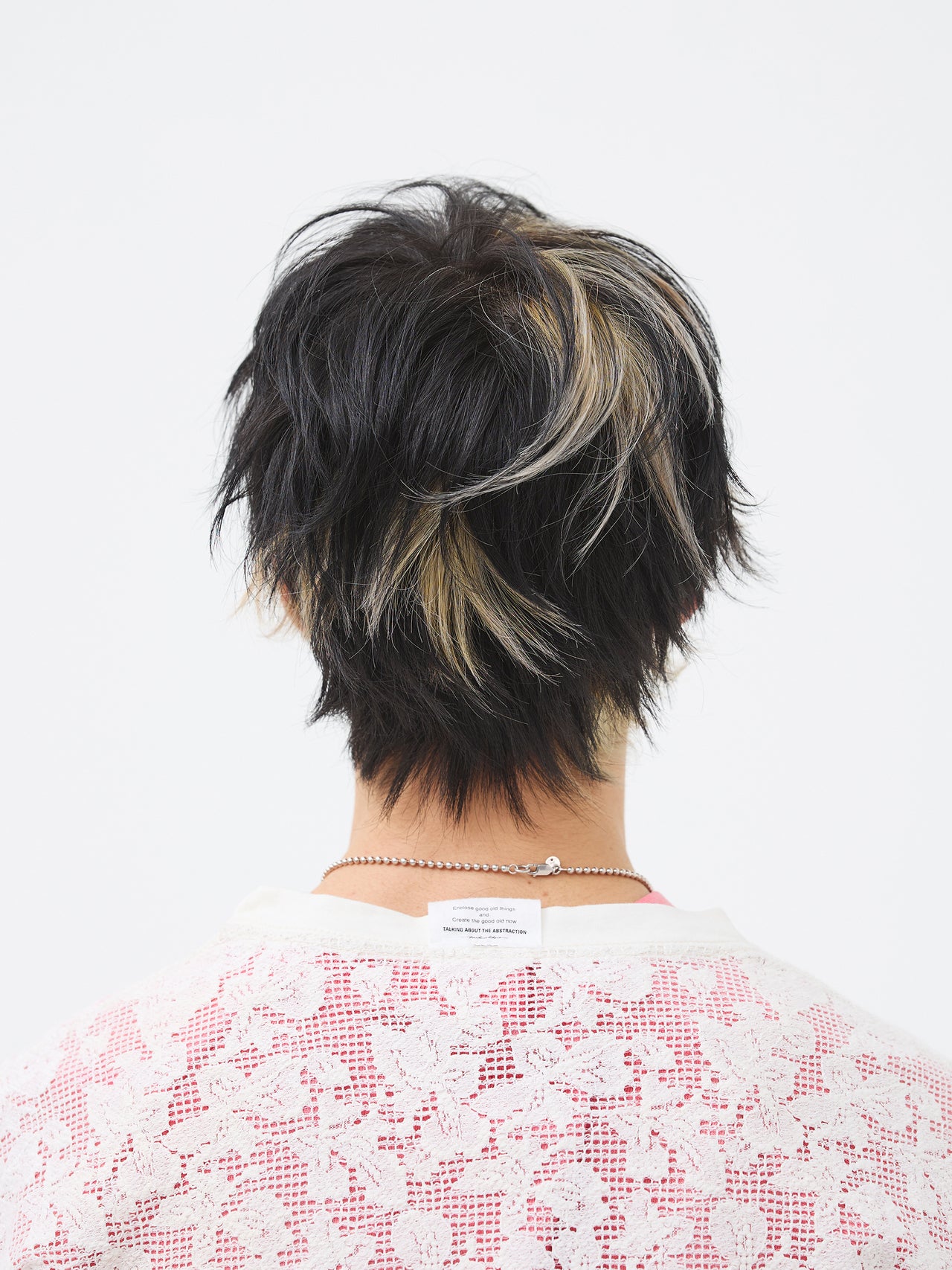 ちょっとした遊びがおもしろい。ポイントブリーチで際立つレイヤーショート