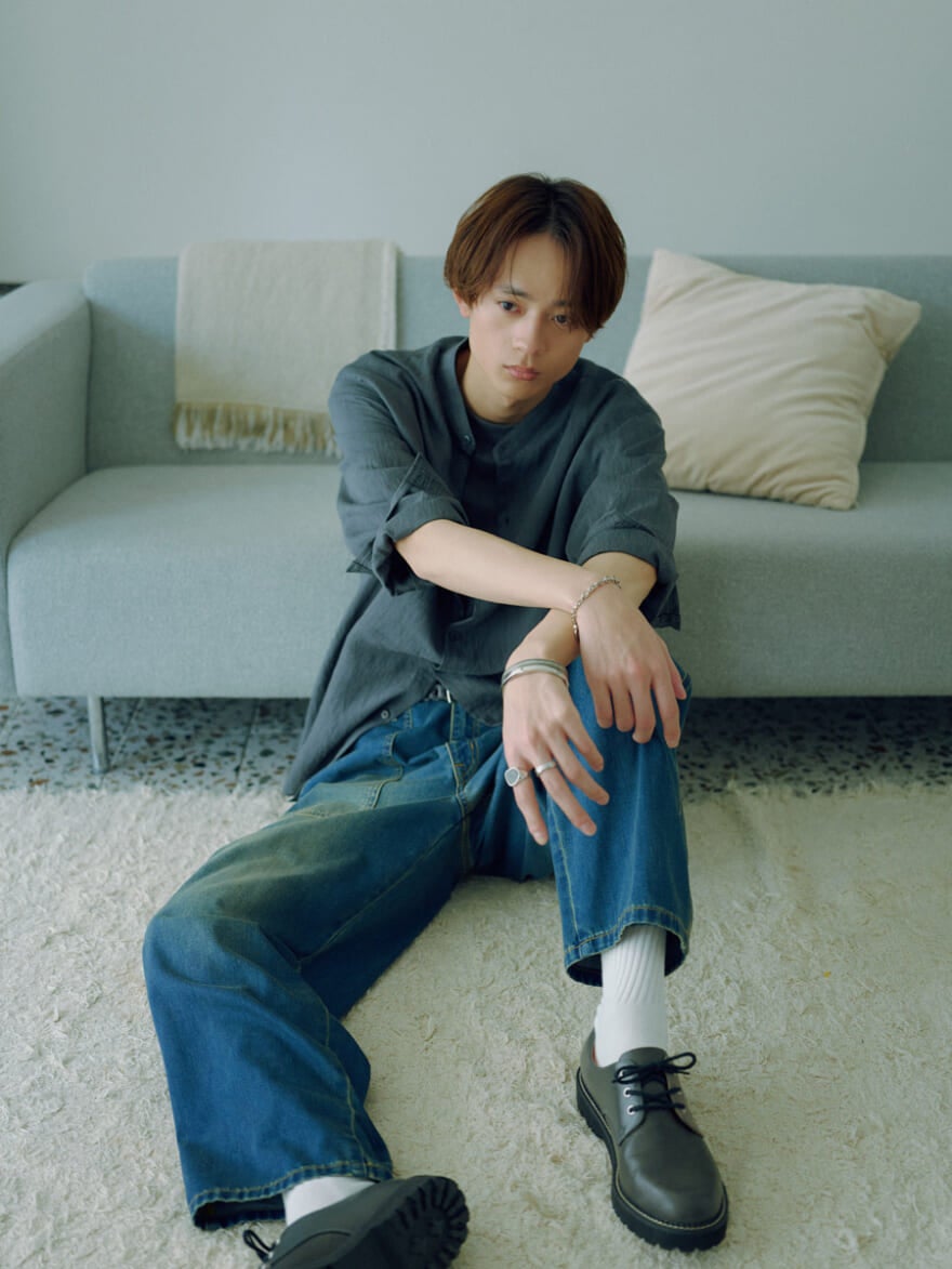 ニコアンドのデニム（ペインターパンツ）を着用する水沢林太郎１