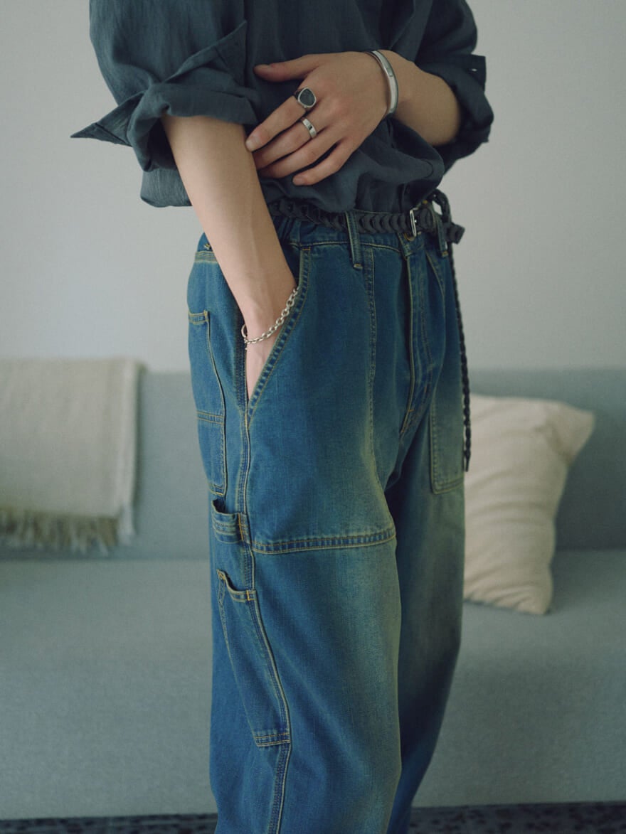 ニコアンドのデニム（ペインターパンツ）を着用する水沢林太郎２