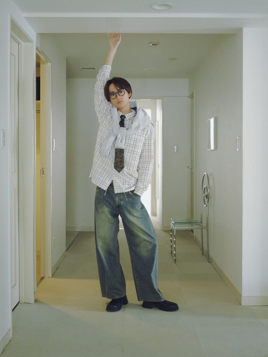 ニコアンドの2026年春夏メンズファッション　チェックシャツをタイドアップしてデニムとコーディネートした水沢林太郎