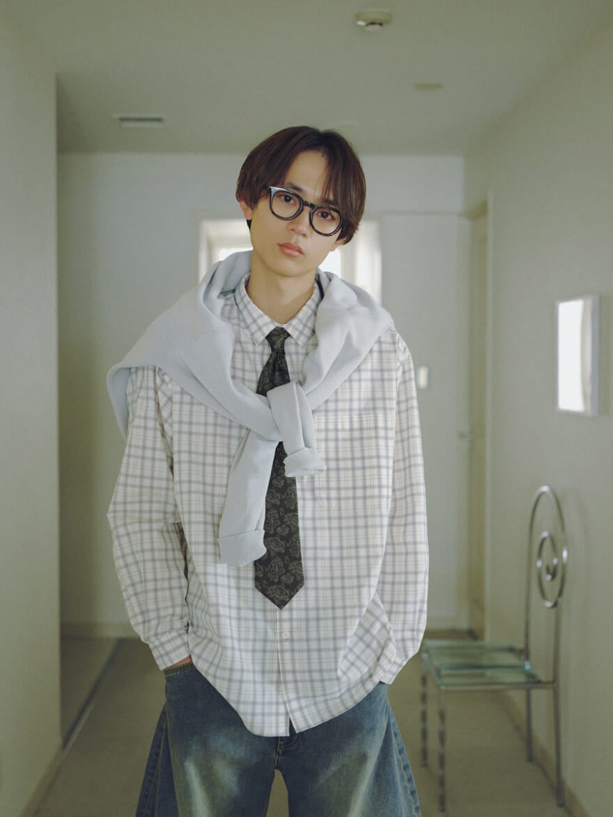ニコアンドの2026年春夏メンズファッション　チェックシャツをタイドアップして着用する水沢林太郎２
