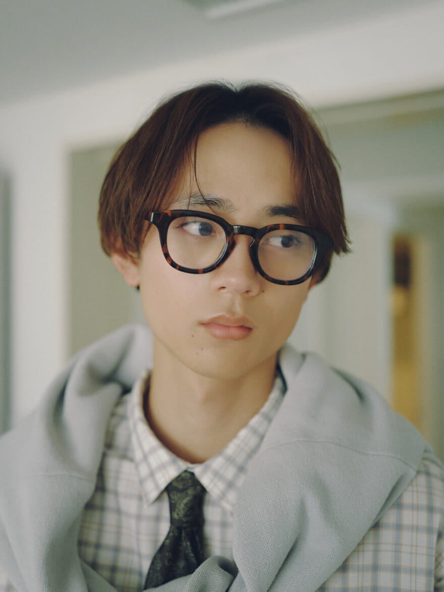 ニコアンドのアイウエア（眼鏡）を着用する水沢林太郎