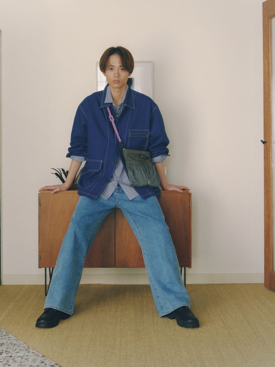 ニコアンドのメンズデニムカバーオール（アウター）を着用する水沢林太郎１