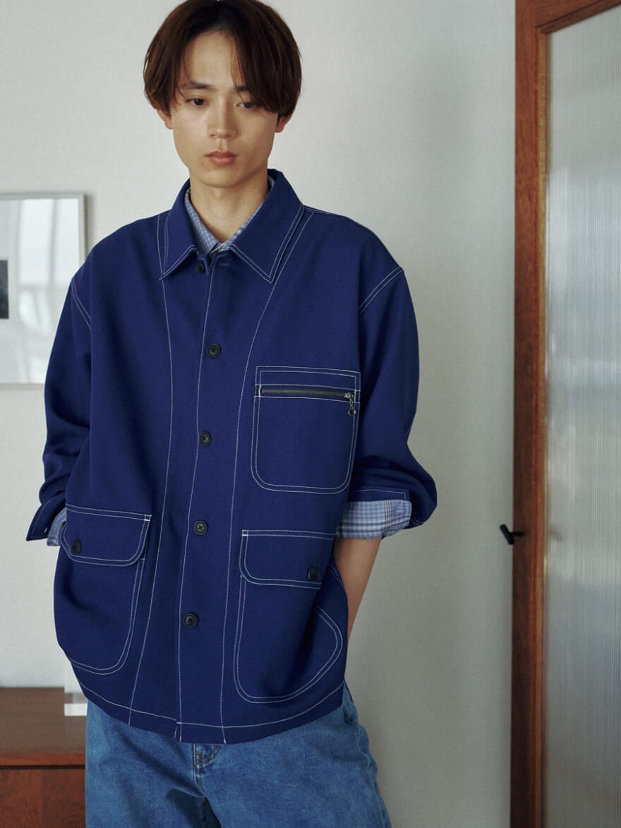 ニコアンドのメンズデニムカバーオール（アウター）を着用する水沢林太郎２