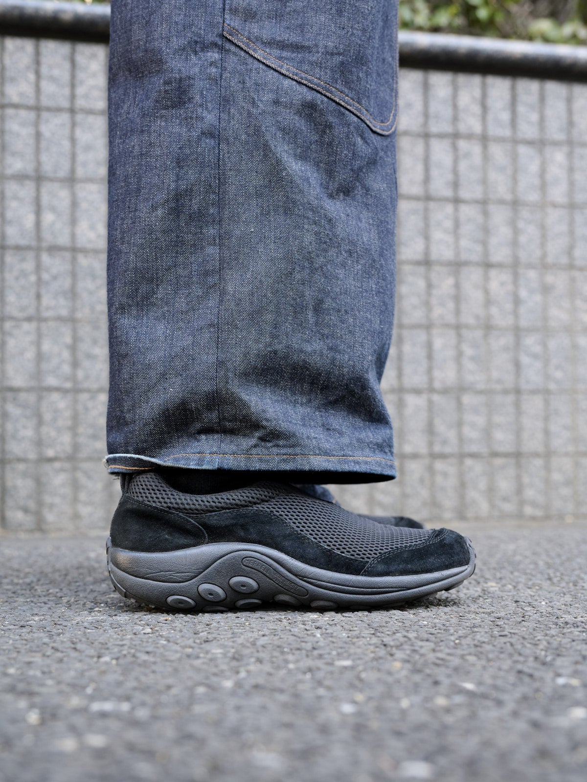 メレルのスニーカーのサイド