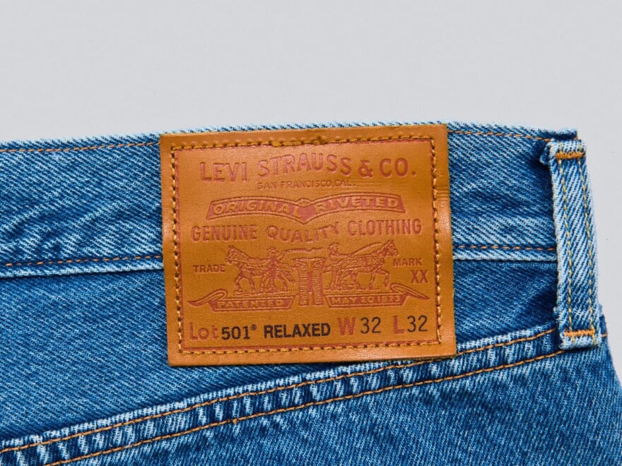 “王道じゃないほう”の501®が穿きやすすぎて。白Tオンリーで差がつく一本を試着レビュー！[Levi’s® 501® Relaxed]【新作デニム図鑑】