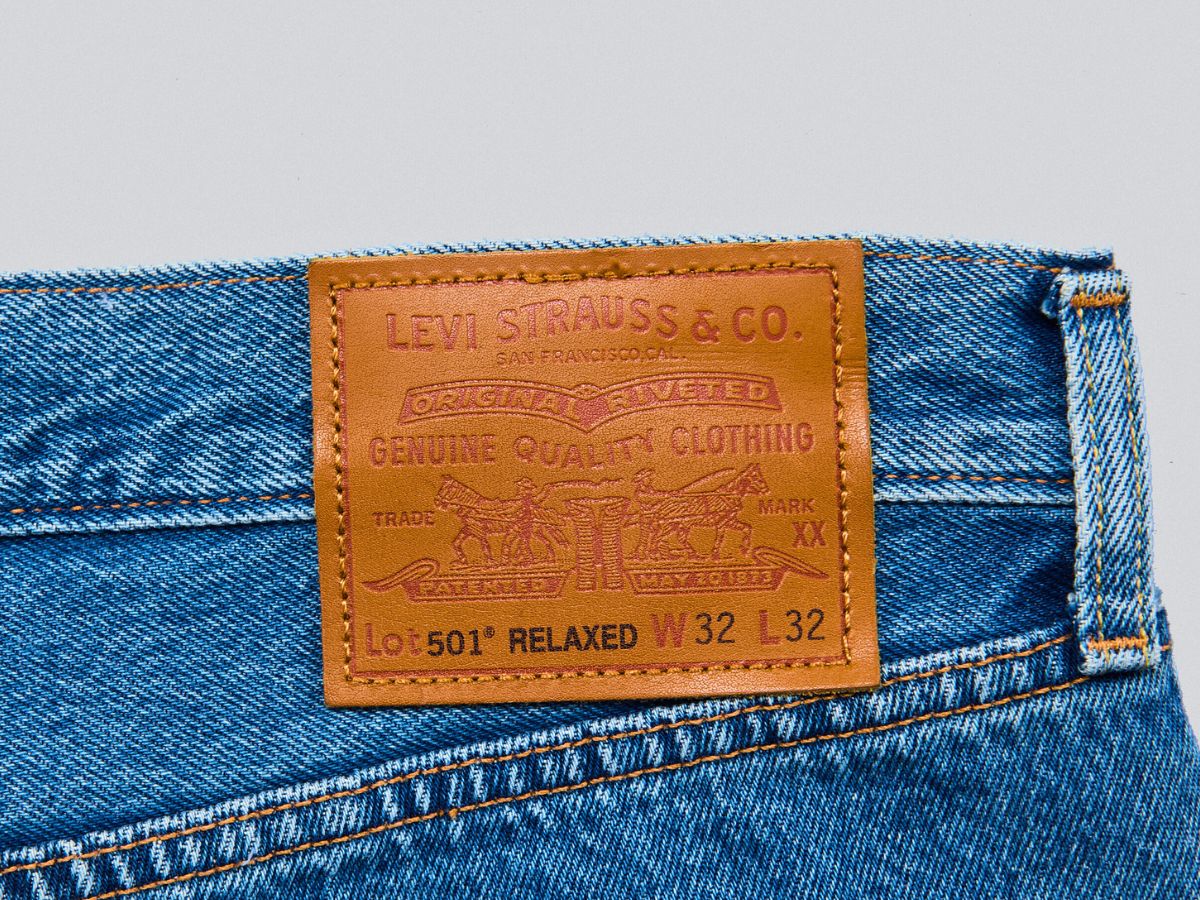 “王道じゃないほう”の501®が穿きやすすぎて。白Tオンリーで差がつく一本を試着レビュー！[Levi’s® 501® Relaxed]【新作デニム図鑑】