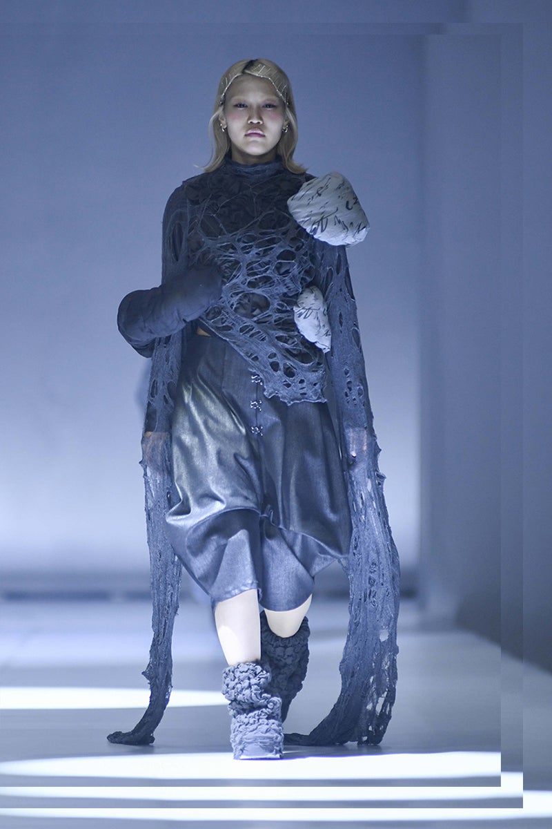 文化学園大学服装学部ファッションクリエイション学科による2025年のファッションショーの様子4