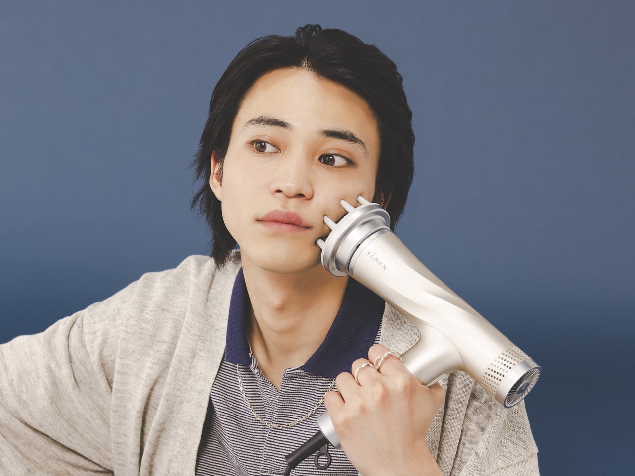 美顔器としても使えるヤーマンのドライヤーの使用イメージカット