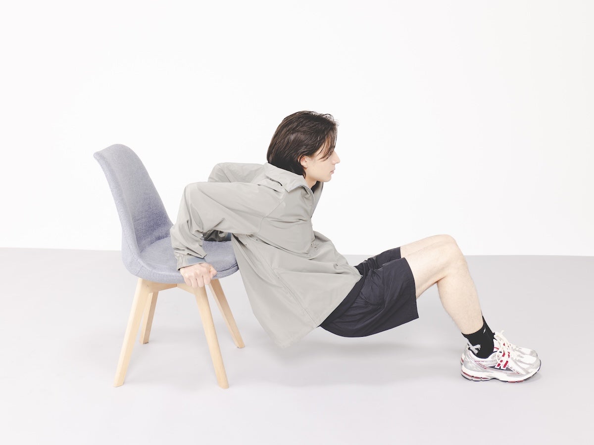 Step２：肘を真後ろに曲げて、ゆっくり下ろす　イメージ画像