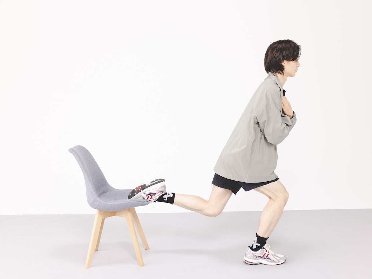 Step１：椅子に足をかけ、姿勢を整える イメージ画像