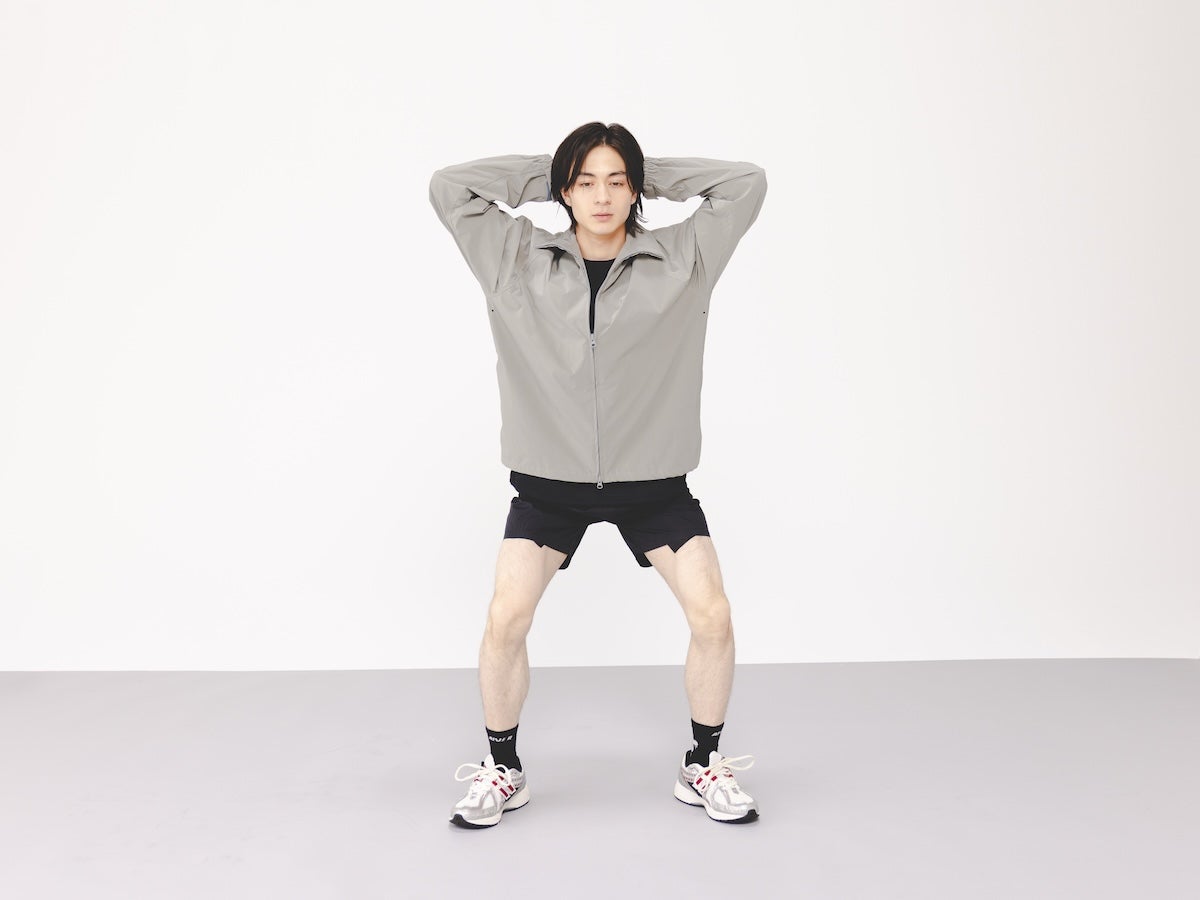 Step１：足を肩幅ほどに広げる　イメージ画像