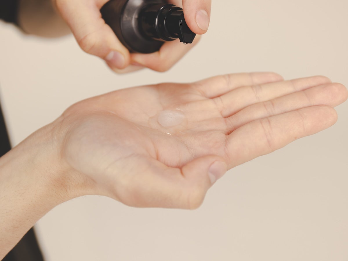 【アフターケア】ヒゲ剃り後は「導入美容液&rarr;化粧水&rarr;乳液」の順でケア！　イメージ画像