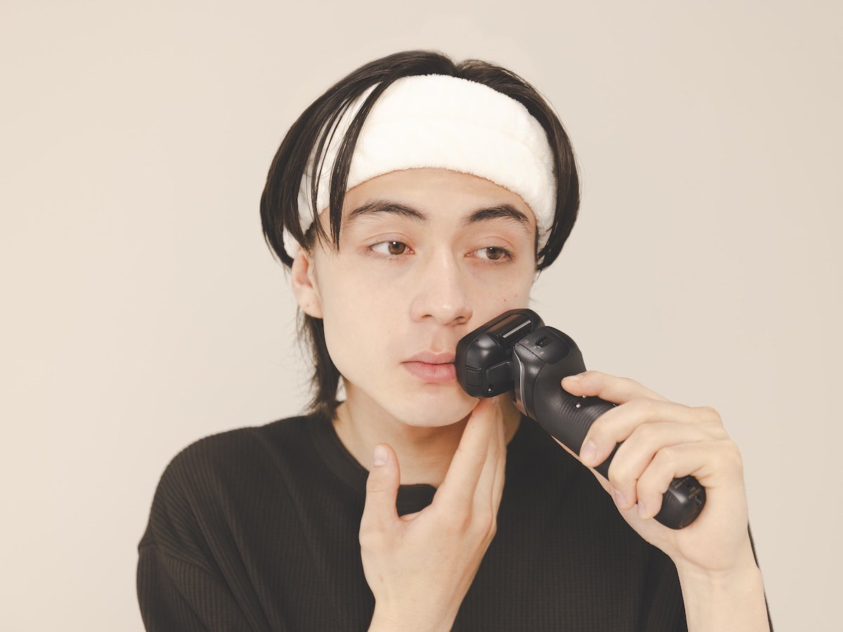 STEP１：垂直に当て、肌を引っ張り「逆剃り」　イメージ画像