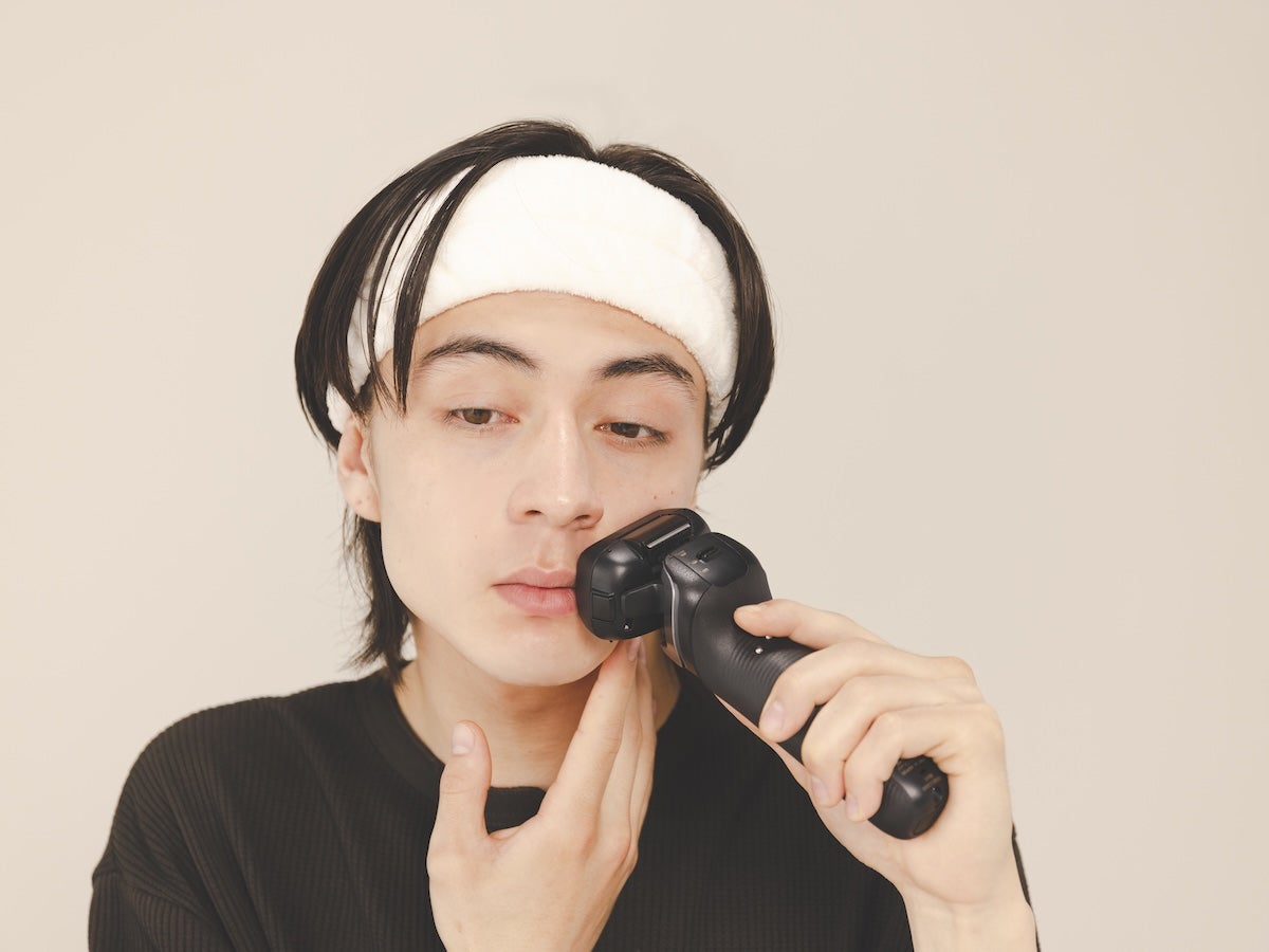 STEP１：垂直に当て、肌を引っ張り「逆剃り」　イメージ画像