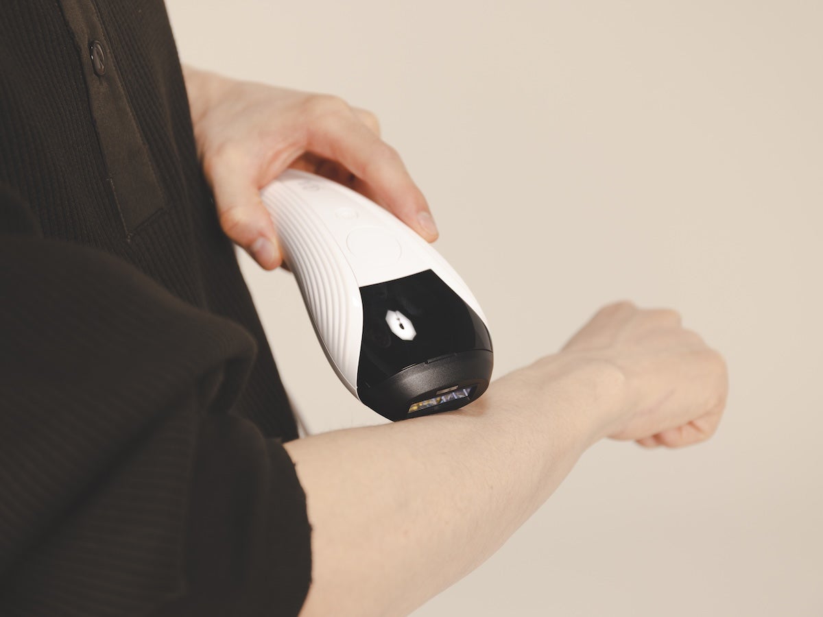 日焼けをした肌には使用を控えるのが安心。　イメージ画像