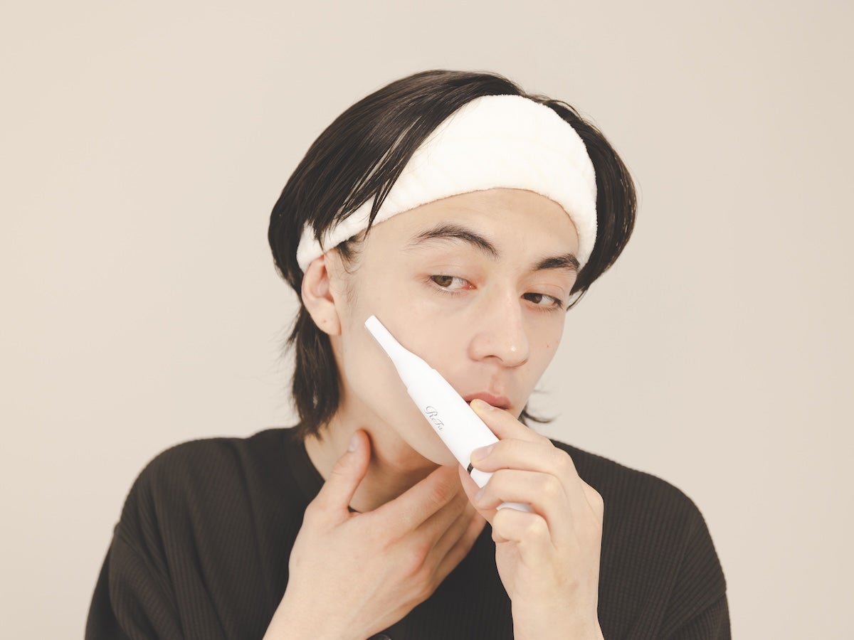 押し付け厳禁！「肌の上を滑らせる」感覚が正解　イメージ画像