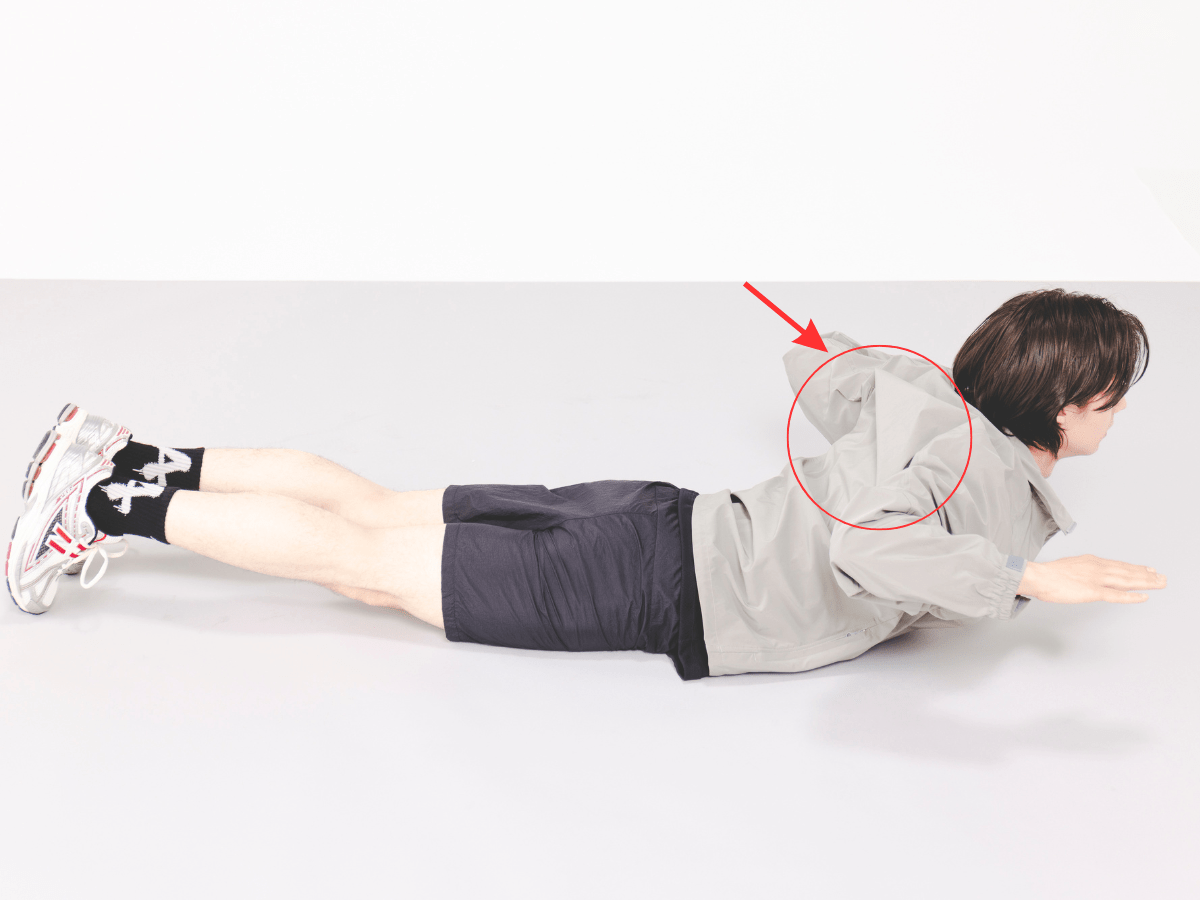 Step２：胸を張り、肩甲骨をギュッと寄せる　イメージ画像