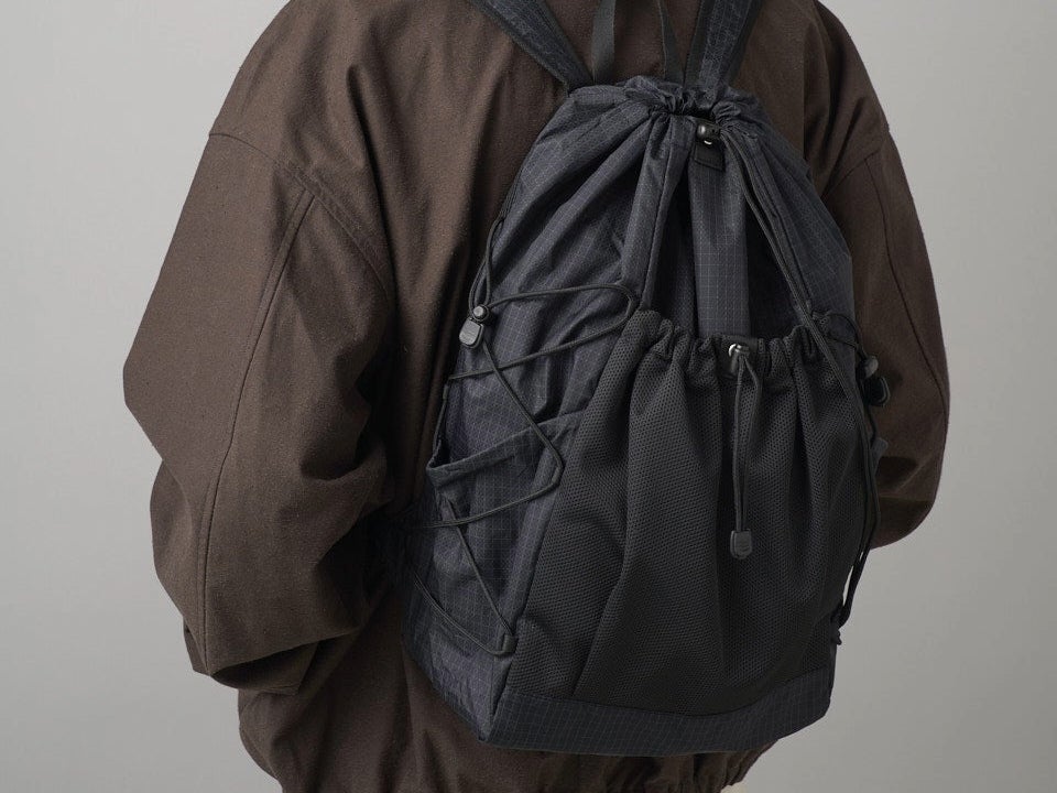 [Gallery]5,000円以下とは思えない！「無印良品」の黒リュックを試着＆本音レビュー！軽量なのにタフでオンもオフも大活躍！ [撥水 リップストップ リュックサック]