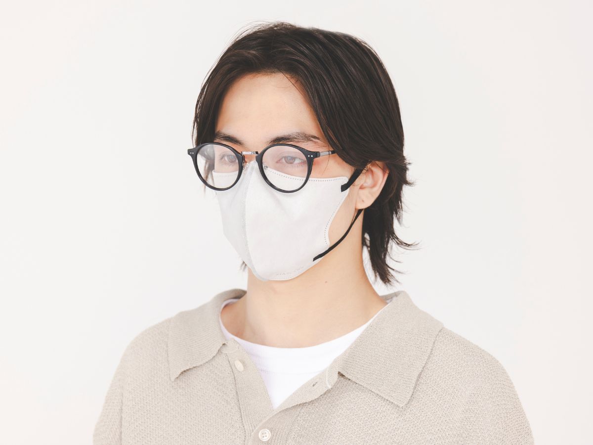 マスクやメガネを着用する