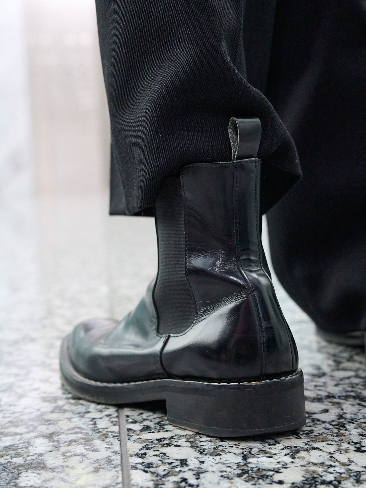 鈴々木響の冬私服＿アミパリのブーツ後ろ